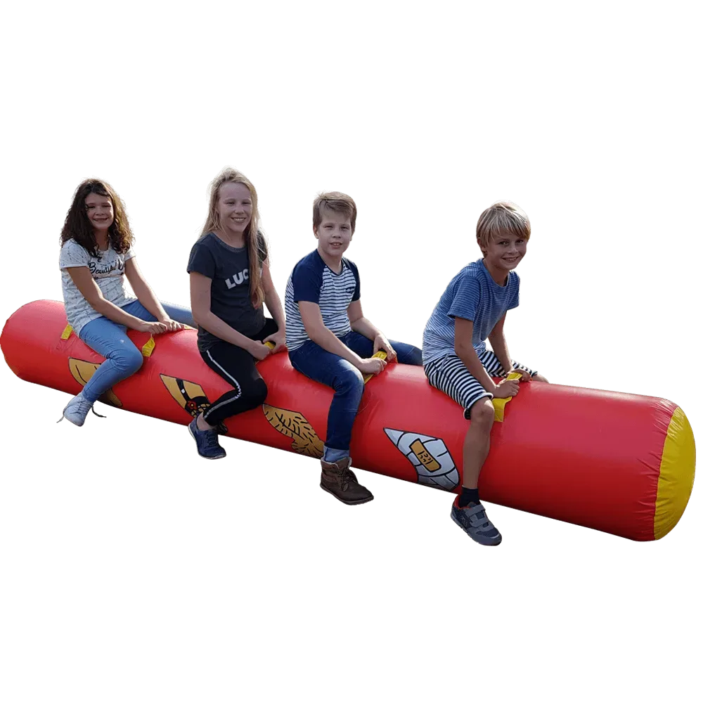 Vier kinderen zitten op een rode opblaasbare skippyslang van 3,5 meter met gele uiteinden en houden zich vast aan de handvatten.