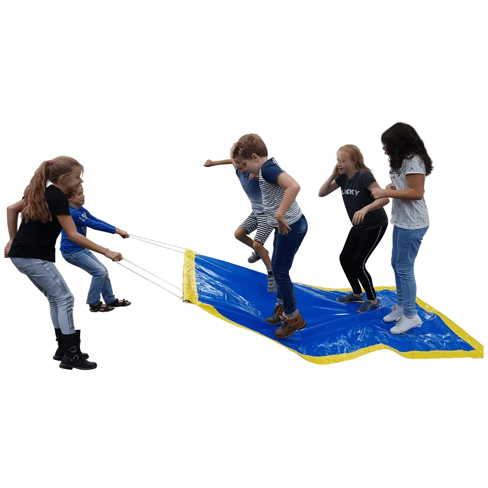 Vijf kinderen spelen met een blauw vliegend tapijt, twee trekken aan de touwen terwijl drie kinderen op het tapijt staan.