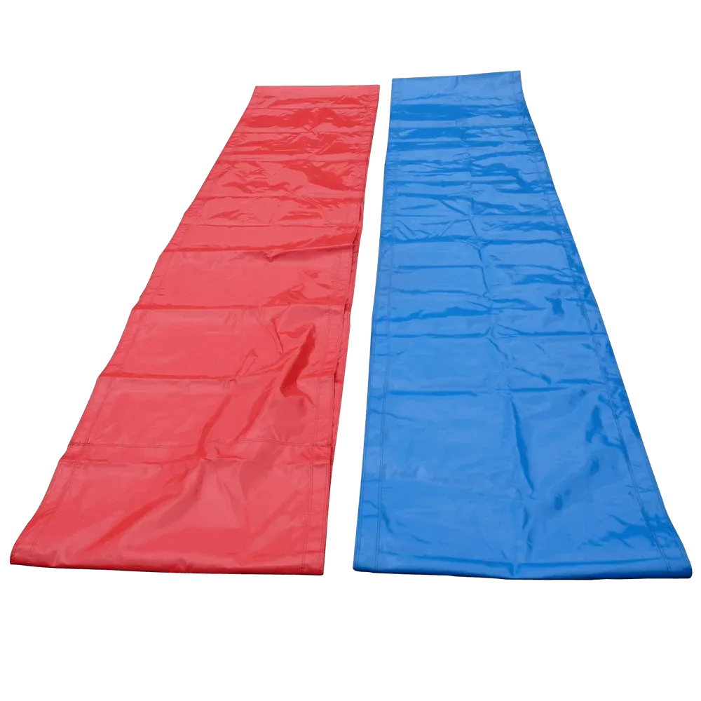 Een rode en een blauwe kruiptunnel van 5 meter lang naast elkaar op een witte achtergrond.