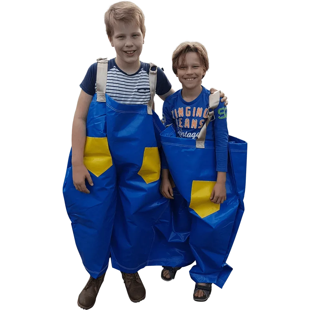 Set van twee funbroeken voor de zeskamp, een rode en een blauwe funbroek.