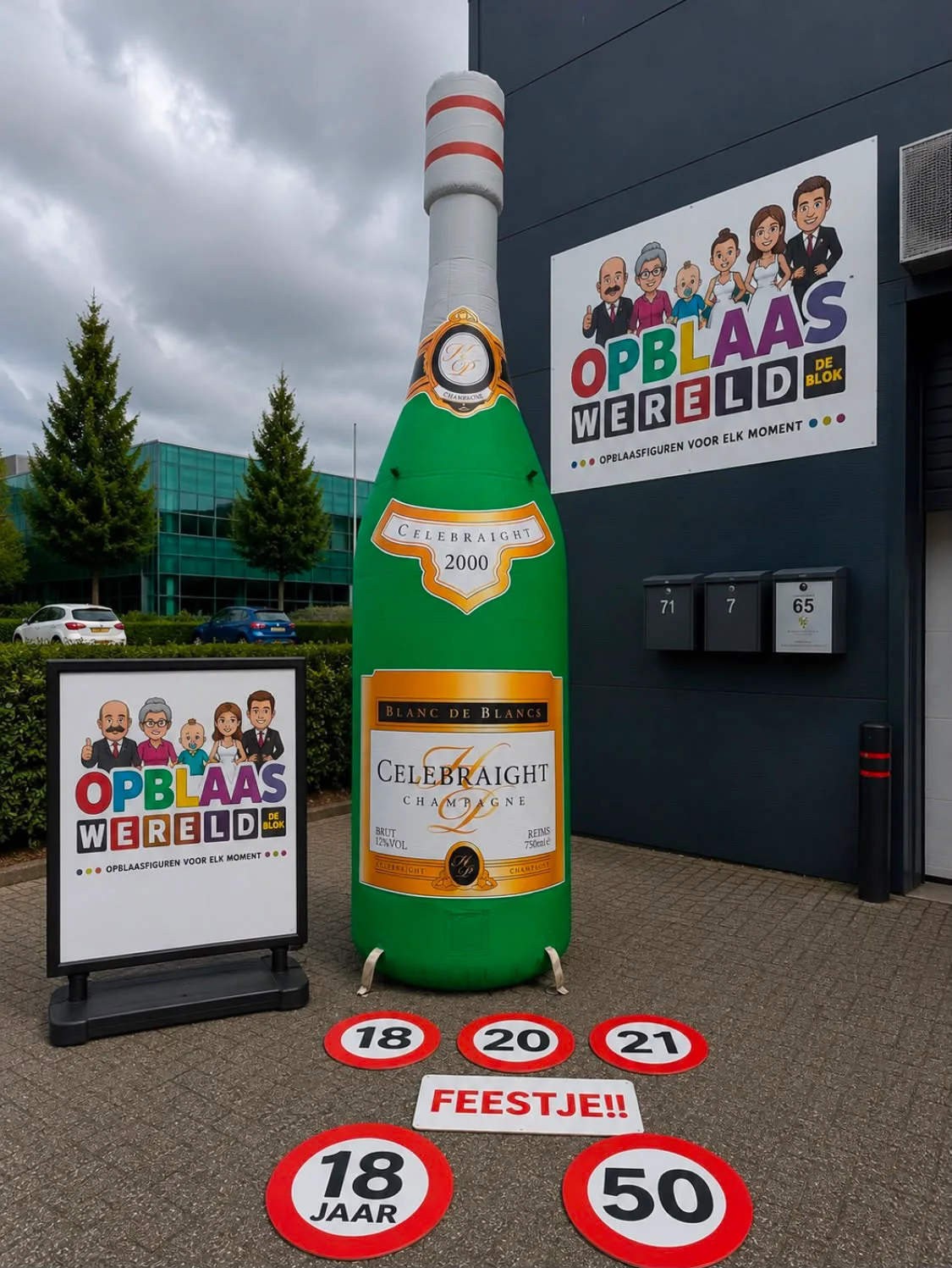 Groene opblaasbare champagne fles van 4,5 meter met gouden Celebraight Blanc de Blancs label, opgesteld voor het pand van Opblaaswereld de Blok.