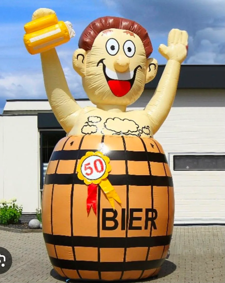 Opblaasbare Abraham feestpop van 3,5 meter in een bruin biervat met bierpul en 50-rozet, staand voor het pand van Opblaaswereld de Blok.fepop in Vat 3,5 Meter huren | Opblaaswereld de Blfeestpop in vat van 3,5 meter. Grappige blikvanger voor elke 50e verjaardag met banner naar keuze. Boek eenvoudig bij Opblaaswereld de Blok.: Opblaasbare Abraham feestpop van 3,5 meter in een bruin biervat met bierpul en 50-rozet, opgesteld voor het pand van Opblaaswereld de Blok.n feestpop in vat is 3,5 meter hoog en meteen een blikvanger op elk 50-jarig feest.Deze Abraham feestpop in vat is 3,5 meter hoog en zet meteen de toon voor de verjaardag. De vrolijke pop steekt uit een houten biervat en houdt een bierpul in de hand. Je kunt kiezen uit verschillende banners met tekst of leeftijden. Zo maak je de pop passend voor de jarige. Een opvallende attractie in de tuin of voor de deur.metaTitle:Abraham Feestpop in Vat 3,5 Meter huren | Opblaaswereld Abraham feestpop in vat van 3,5 meter. Grappige blikvanger voor elk 50-jarig feest met banner naar keuze. Boek nu bij Opblaaswereld de Blok.:Opblaasbare Abraham feestpop van 3,5 meter in een bruin biervat met bierpul en 50-rozet, opgesteld voor het pand van Opblaaswereld de Blok.