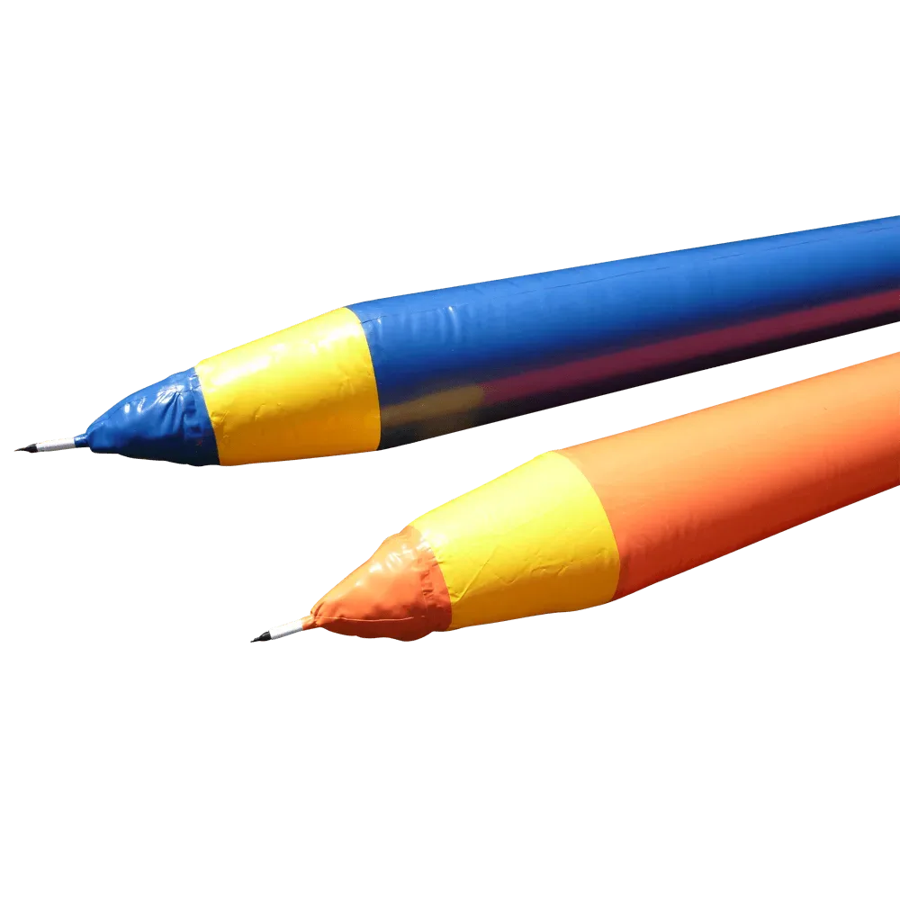 Twee opblaasbare reuzepotloden van 2,5 meter, een blauwe en een oranje, beide met gele band en zwarte punt.
