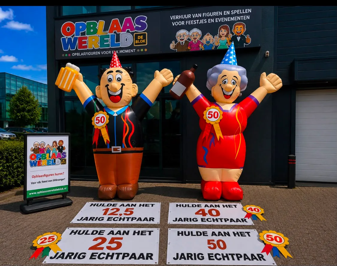 Twee opblaasfiguren van 4 meter, een man met bierglas en een vrouw met fles, allebei met feesthoedje en jubileumrozet met 50, met borden voor 12,5, 25, 40 en 50 jaar echtpaar.