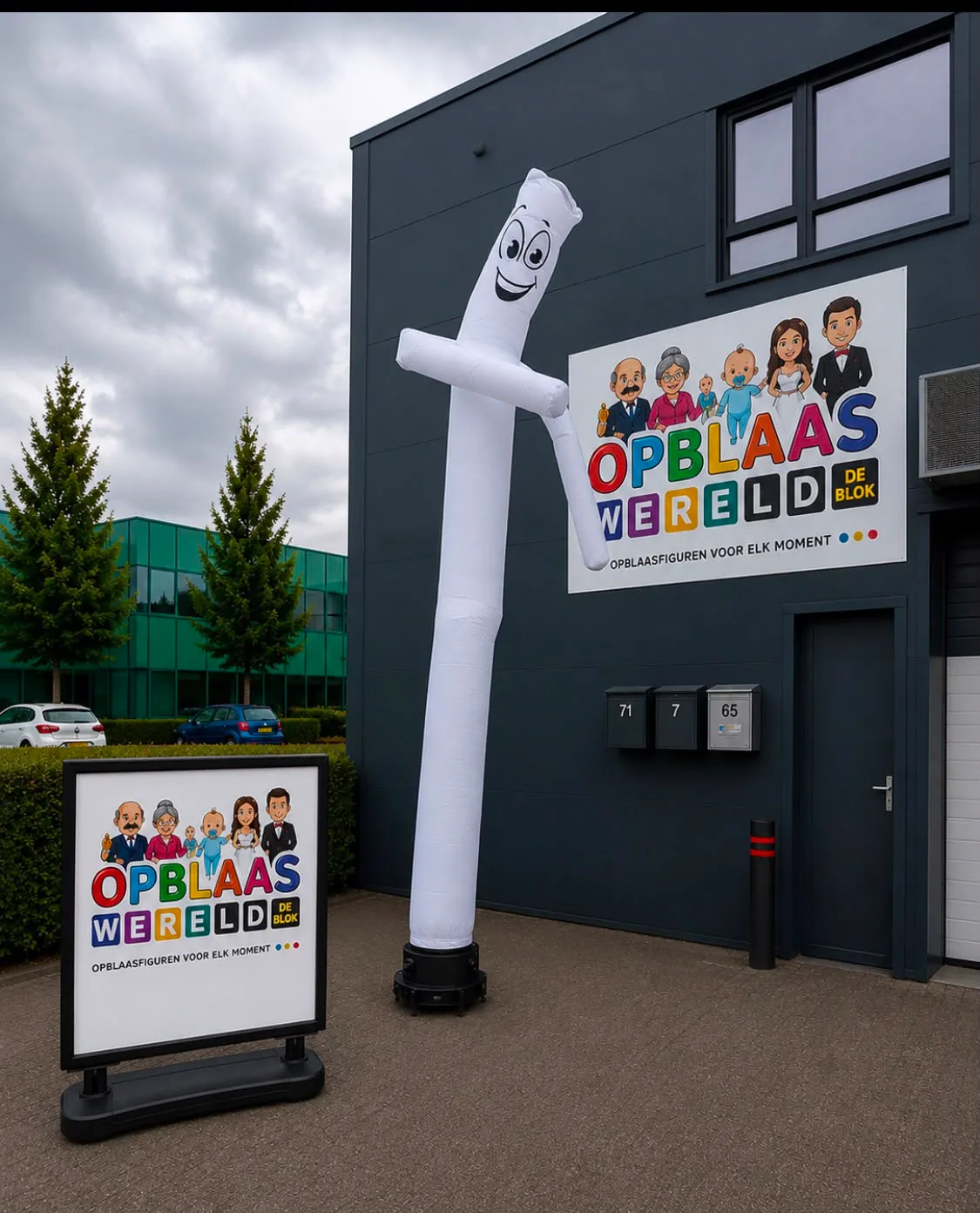 Witte skydancer van 6 meter hoog naast een pand met het logo van Opblaaswereld de Blok.