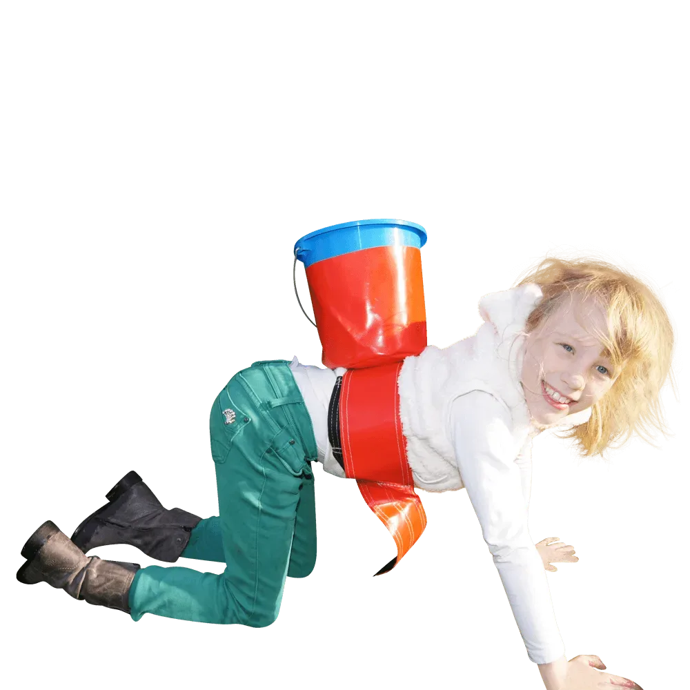 Lachend kind kruipt op handen en voeten met een rood-oranje opblaasbare kameel om het middel, onderdeel van de kamelenrace set.