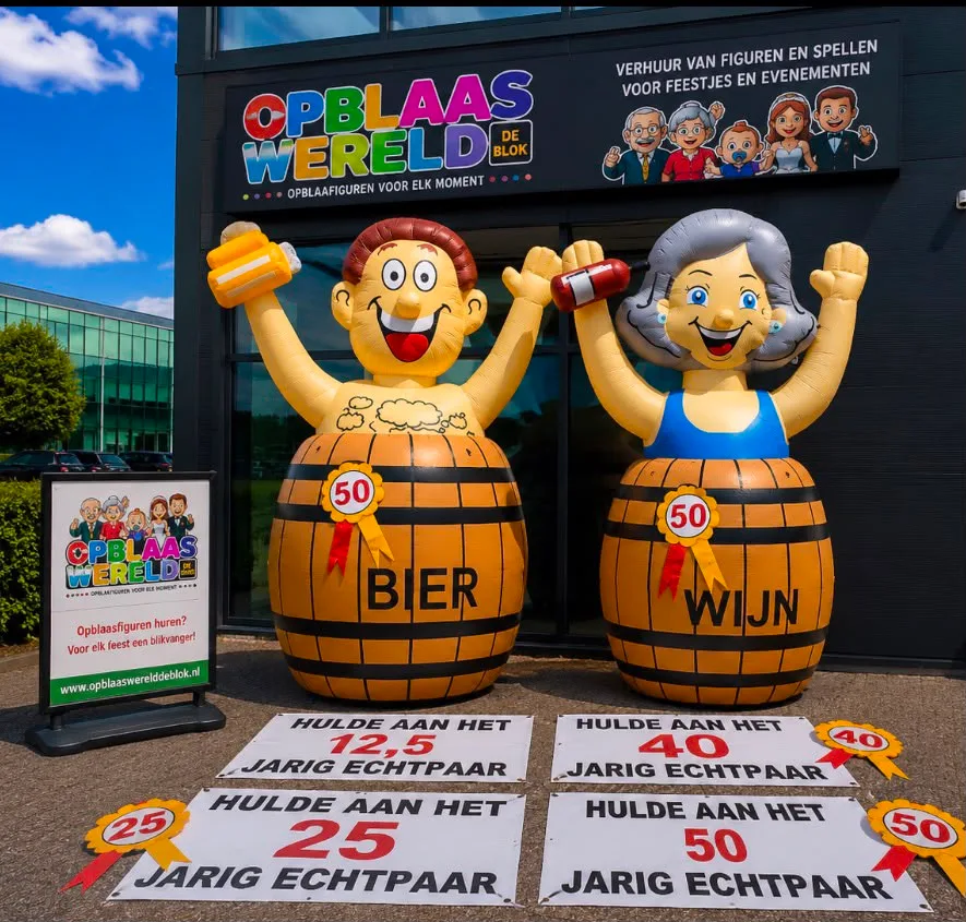 Twee opblaasfiguren van 4 meter: een man in een biervat en een vrouw in een wijnvat, beide met een rozet met het getal 50, met borden voor 12,5, 25, 40 en 50 jaar getrouwd.