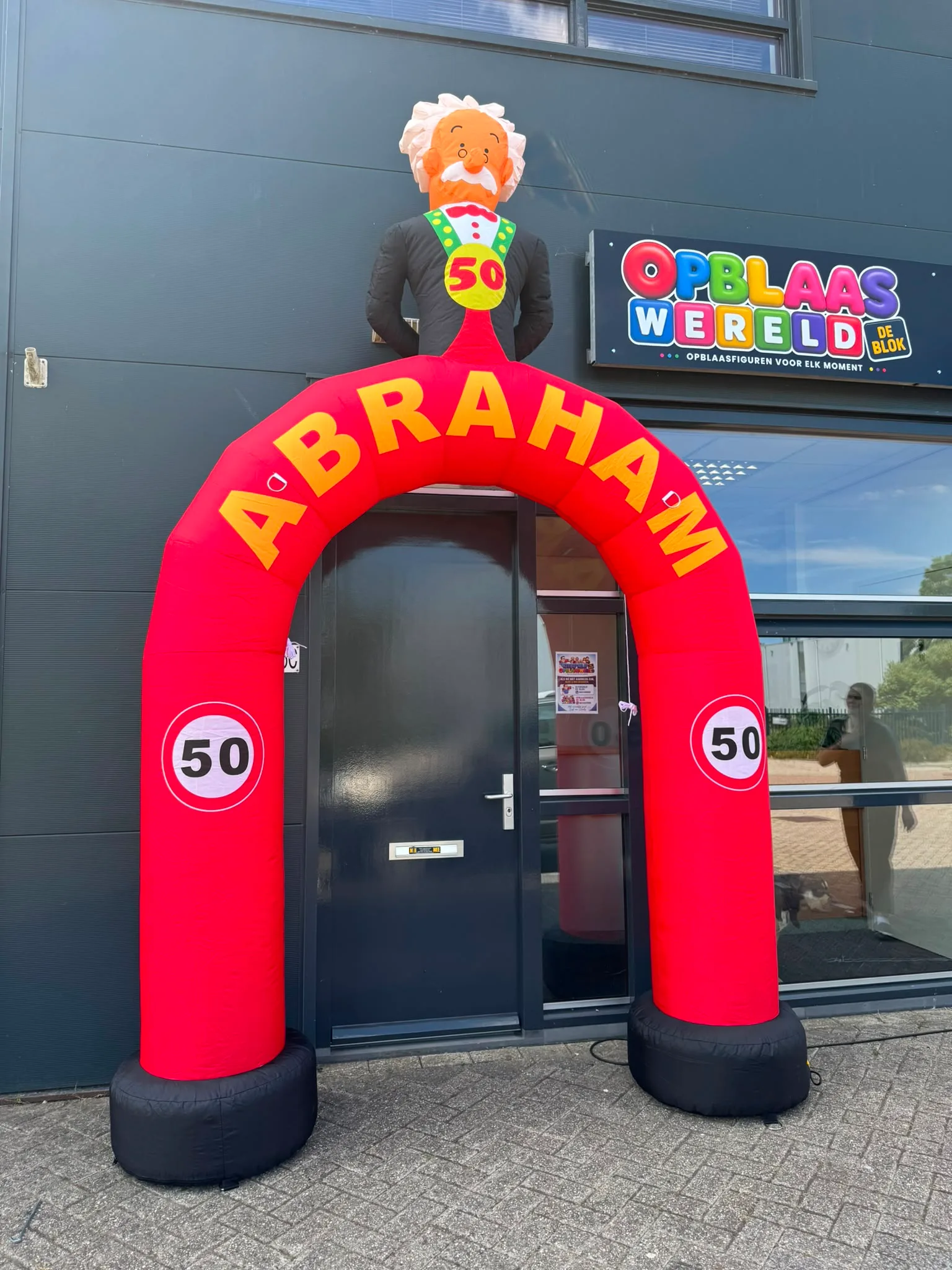 Rode opblaasboog met Abraham-thema van 3,5 meter hoog voor een 50e verjaardag.