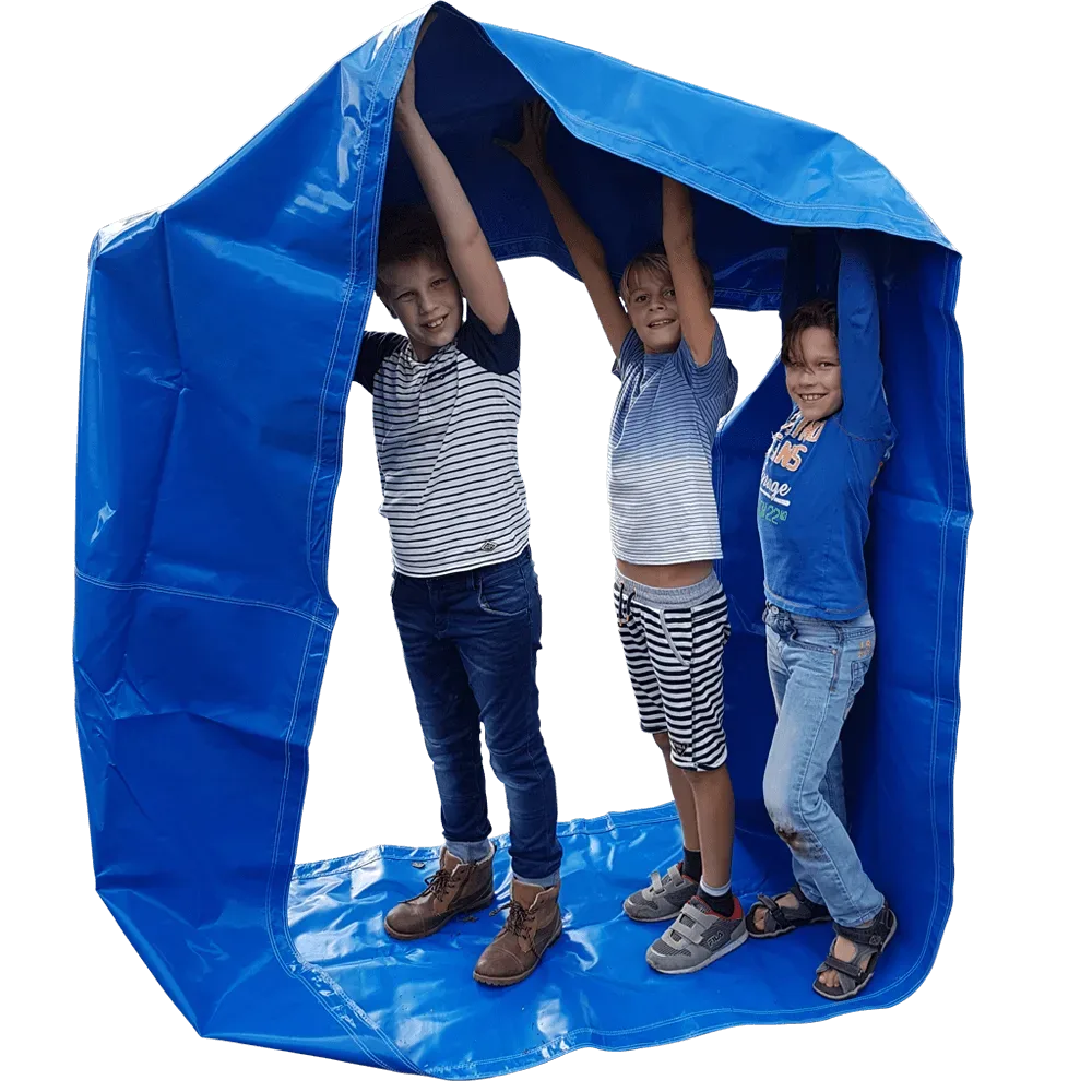 Drie kinderen staan in een blauwe Funslang van stevig zeildoek en houden het bovenstuk omhoog.